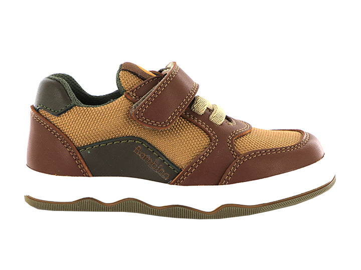 Tenis infantiles color cognac y beige con suela blanca y correa de velcro.