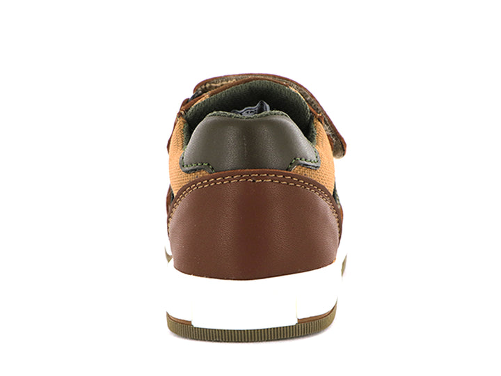 Tenis infantiles color cognac y beige con suela blanca y correa de velcro.