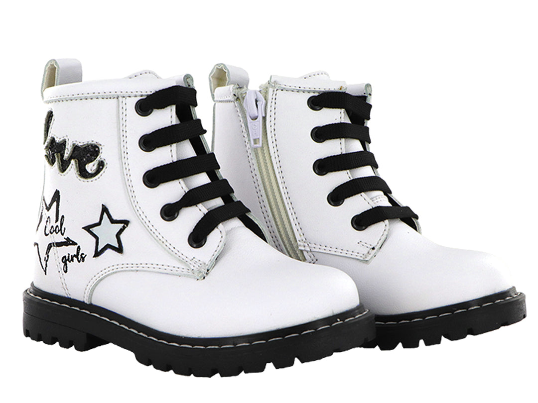 Botas blancas para Niña con suela y agujetas negras, decoradas con estrellas y texto.