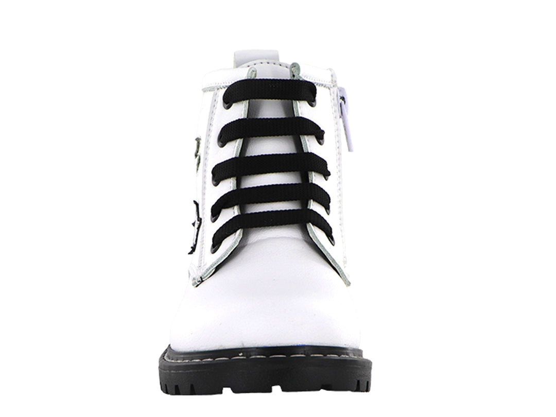 Botas blancas para Niña con suela y agujetas negras, decoradas con estrellas y texto.