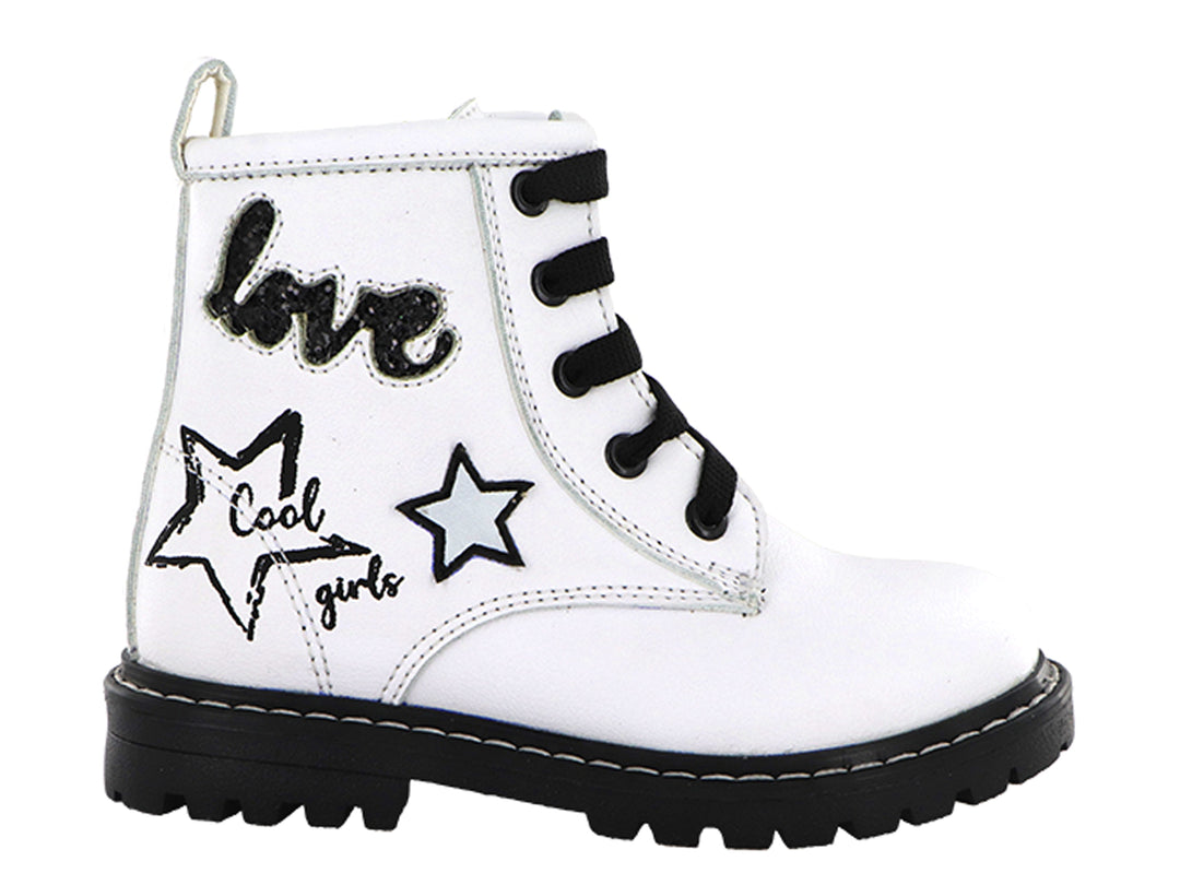 Botas blancas para Niña con suela y agujetas negras, decoradas con estrellas y texto.
