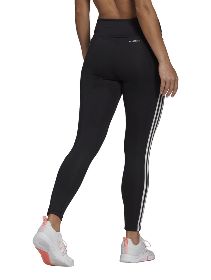 Mallas deportivas Adidas negras con tres franjas blancas laterales para mujer.