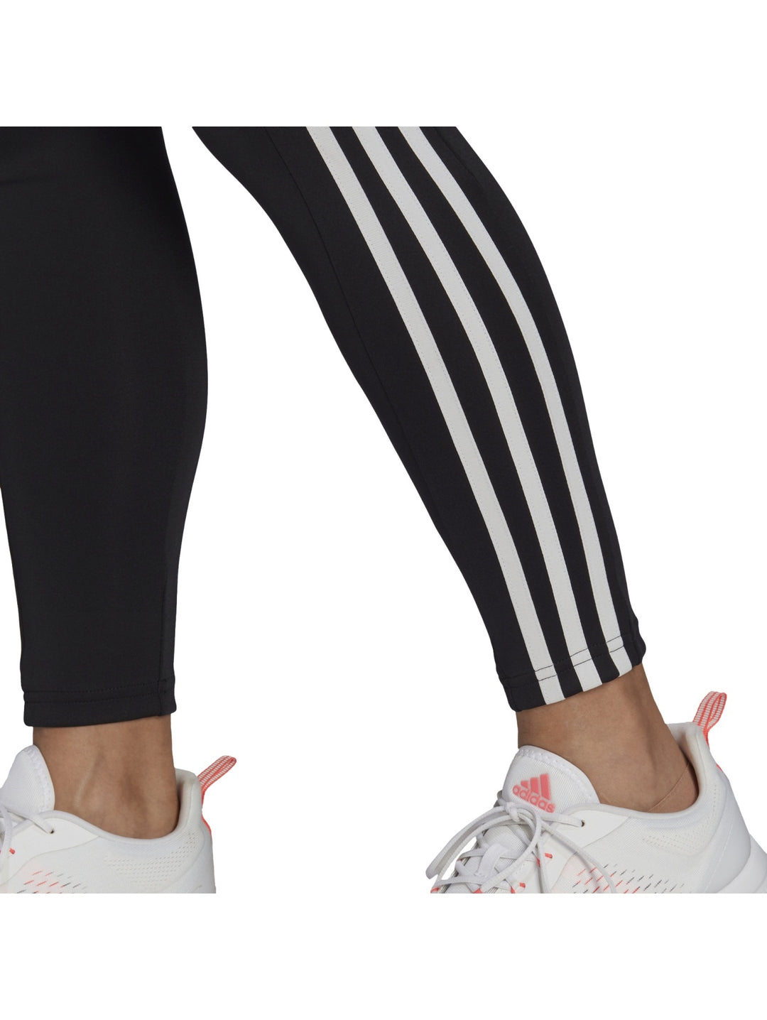 Mallas deportivas Adidas negras con tres franjas blancas laterales para mujer.