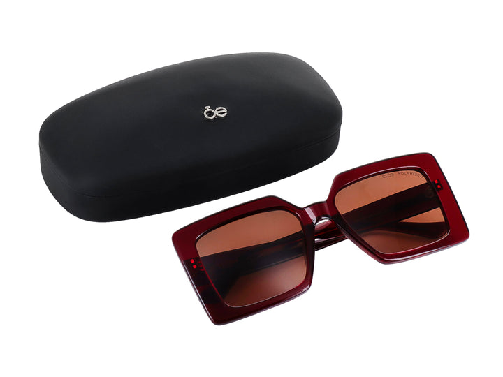 Lentes de sol Cloe para mujer en color vino con montura cuadrada y cristales marrón polarizados.