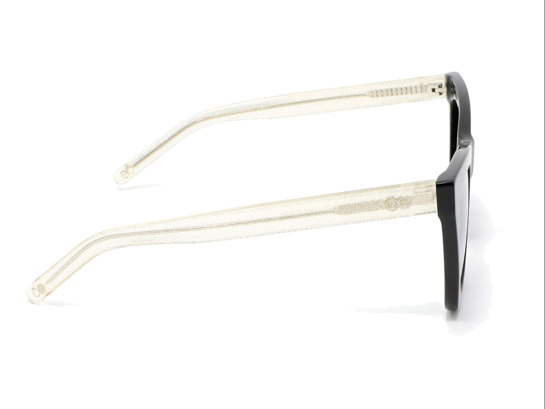 Lentes de sol Cloe estilo cat-eye con montura negra y varillas blancas, cristales polarizados en tono degradado.