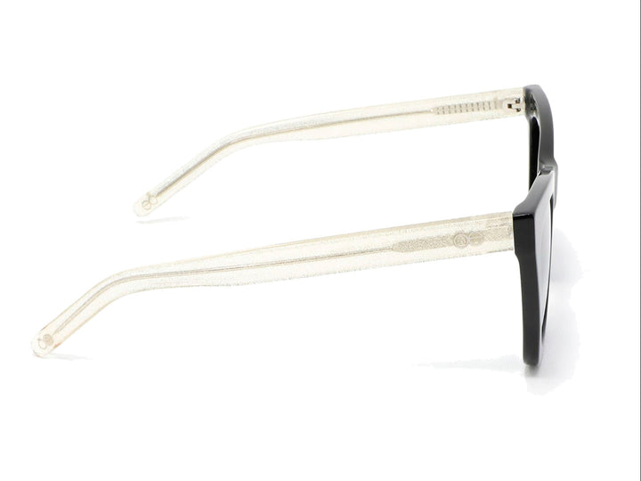 Lentes de sol Cloe estilo cat-eye con montura negra y varillas blancas, cristales polarizados en tono degradado.