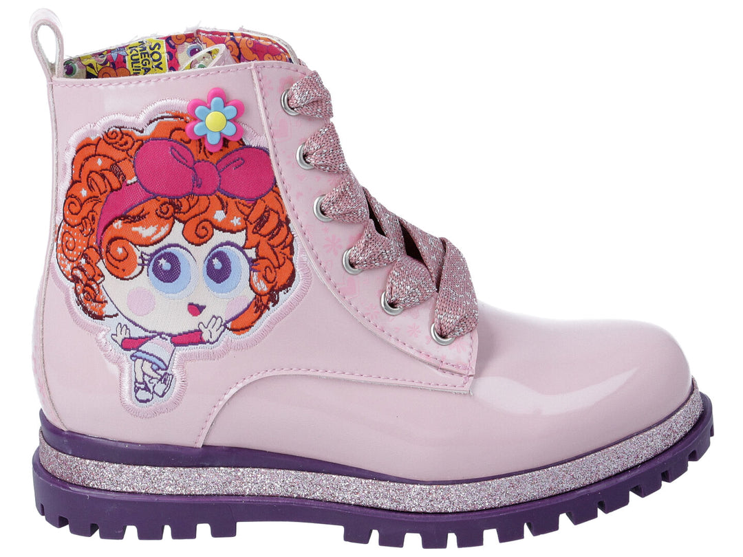 Bota rosa brillante con parche de personaje, agujetas con glitter y suela morada.