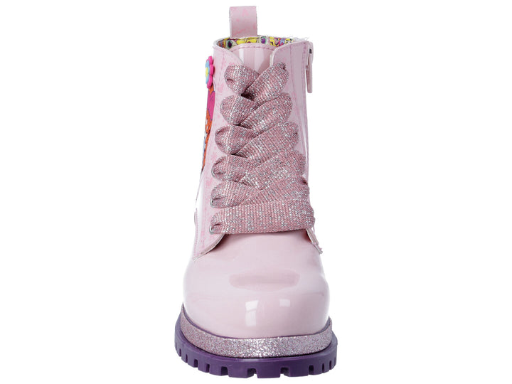 Bota rosa brillante con parche de personaje, agujetas con glitter y suela morada.