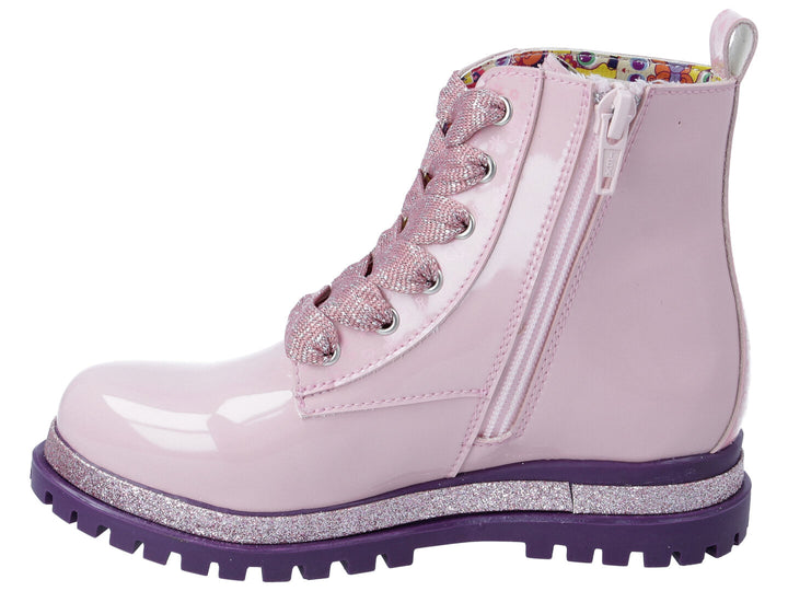 Bota rosa brillante con parche de personaje, agujetas con glitter y suela morada.