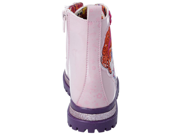 Bota rosa brillante con parche de personaje, agujetas con glitter y suela morada.