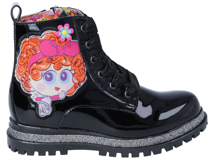 Bota negra de charol con parche de personaje colorido y suela con glitter plateado.