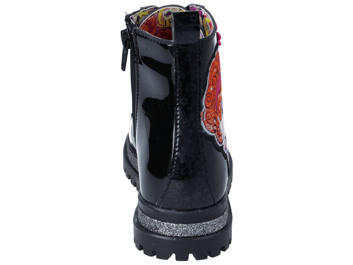 Bota negra de charol con parche de personaje colorido y suela con glitter plateado.
