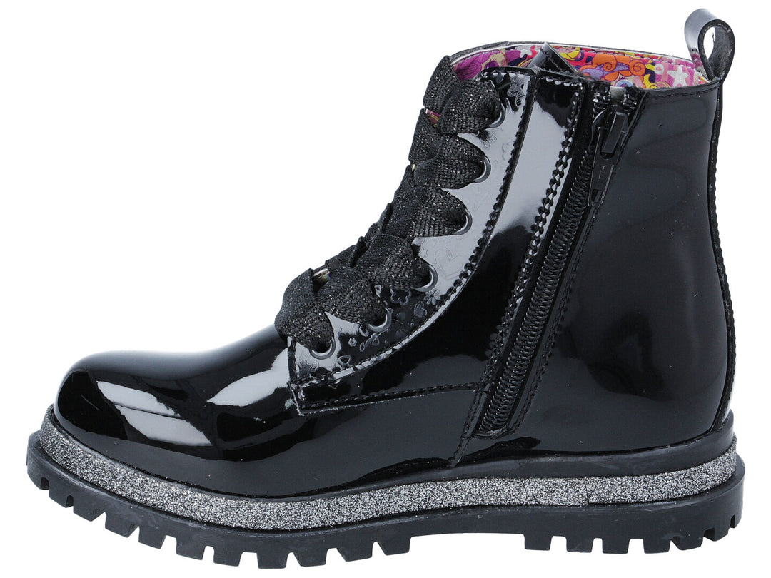 Bota negra de charol para niña con diseño de personaje colorido y suela gris brillante.