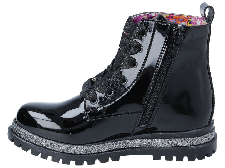 Bota negra de charol para niña con diseño de personaje colorido y suela gris brillante.