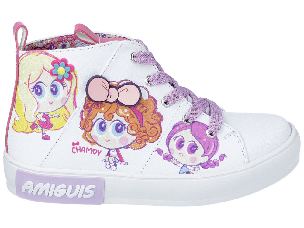 Tenis blancos de bota con ilustraciones de personajes coloridos y agujetas moradas.