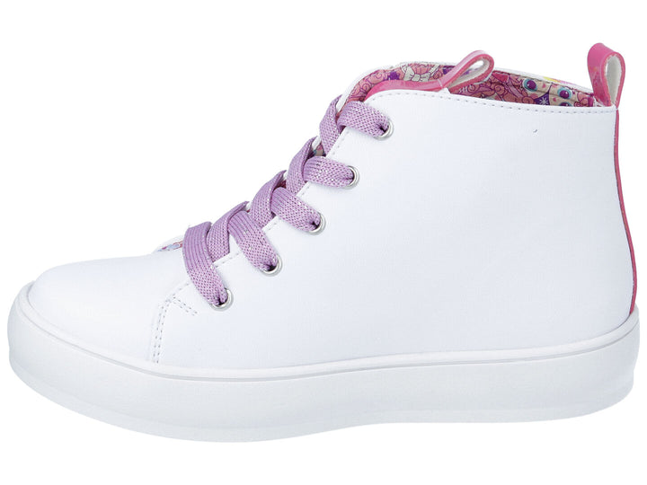 Tenis blancos de bota para niña con ilustraciones de personajes coloridos y agujetas moradas.