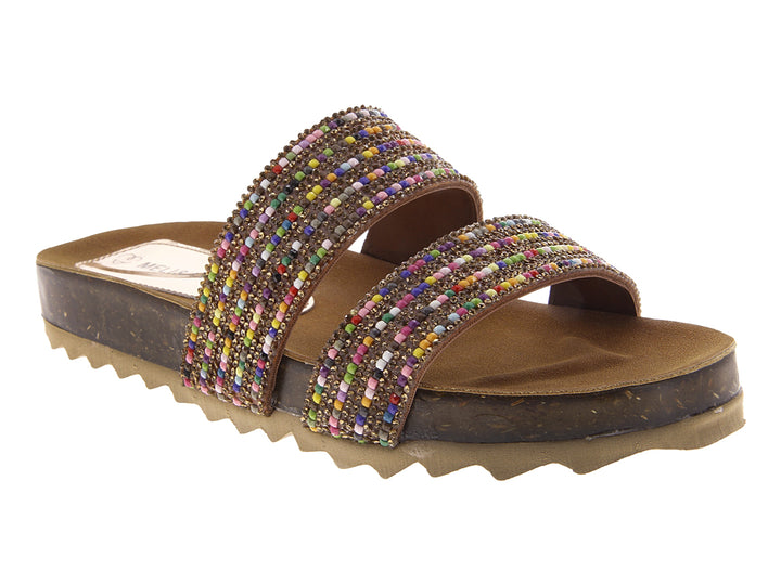 Sandalias para mujer con tiras de cuentas multicolores y suela marrón dentada.