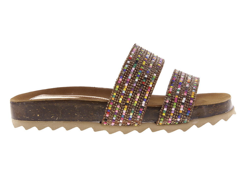 Sandalias para mujer con tiras de cuentas multicolores y suela marrón dentada.