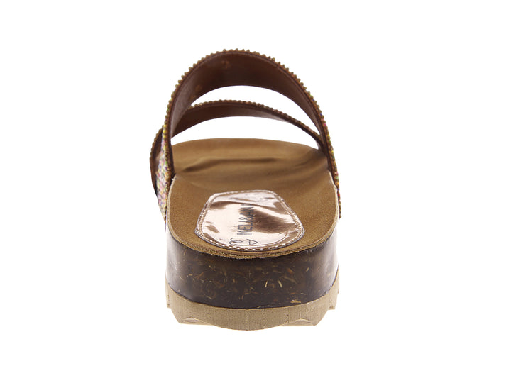 Sandalias para mujer con tiras de cuentas multicolores y suela marrón dentada.