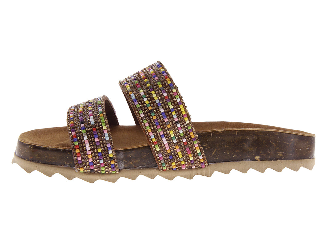 Sandalias para mujer con tiras de cuentas multicolores y suela marrón dentada.