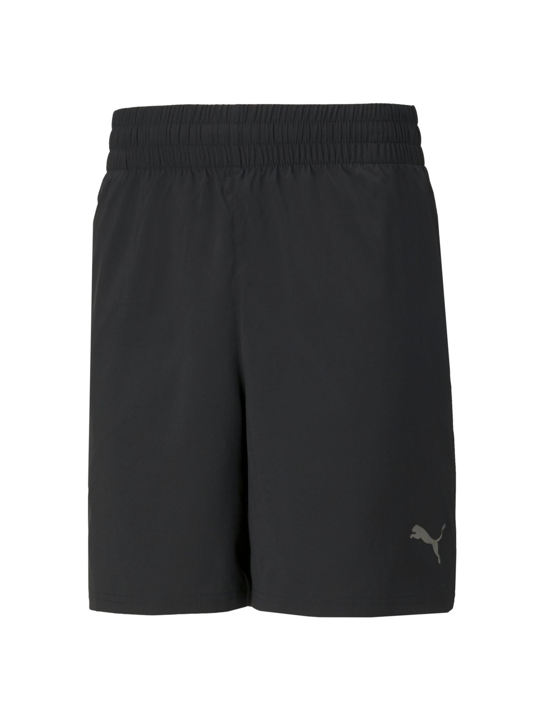 Hombre vistiendo shorts deportivos PUMA de color negro y camiseta blanca.