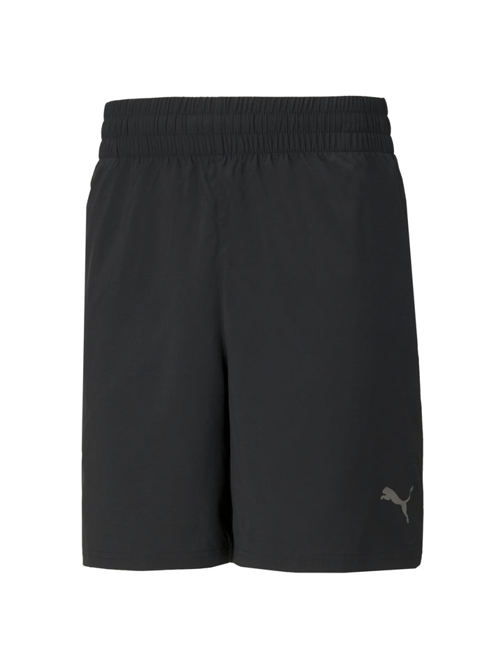 Hombre vistiendo shorts deportivos PUMA de color negro y camiseta blanca.