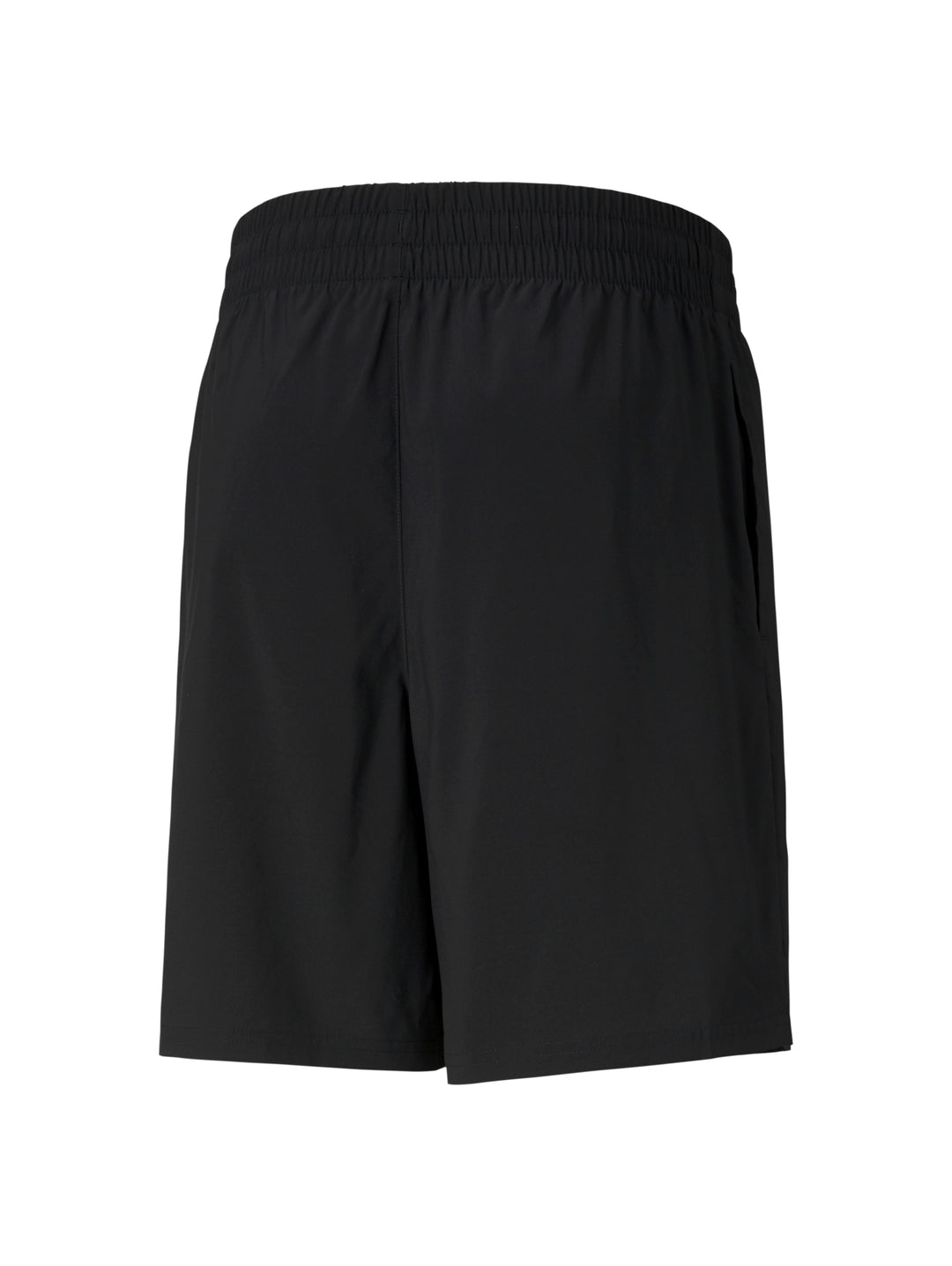 Hombre vistiendo shorts deportivos PUMA de color negro y camiseta blanca.