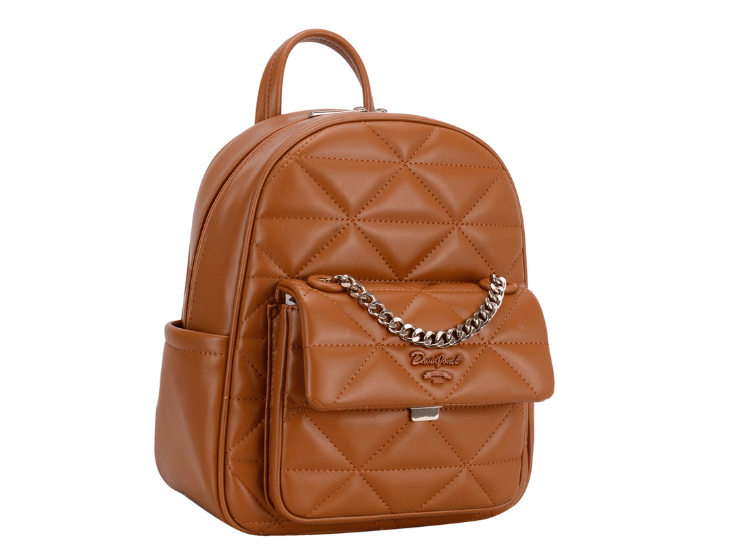 Mochila color cognac con diseño acolchado y detalle de cadena plateada al frente.