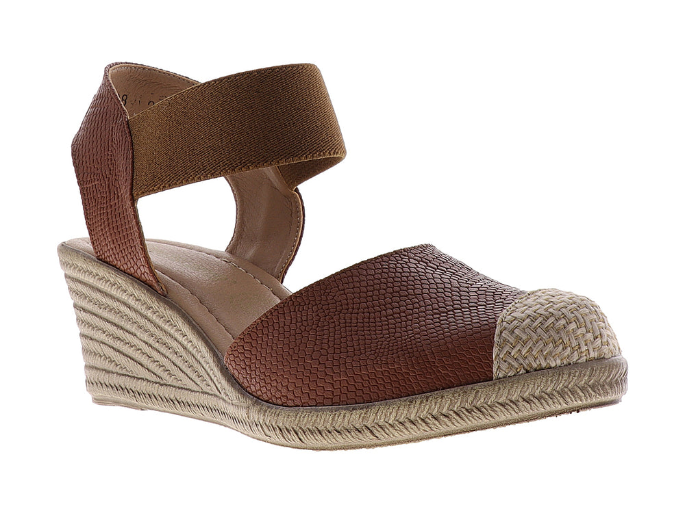 Sandalia de cuña color tan con textura de piel de serpiente y plataforma beige para mujer.