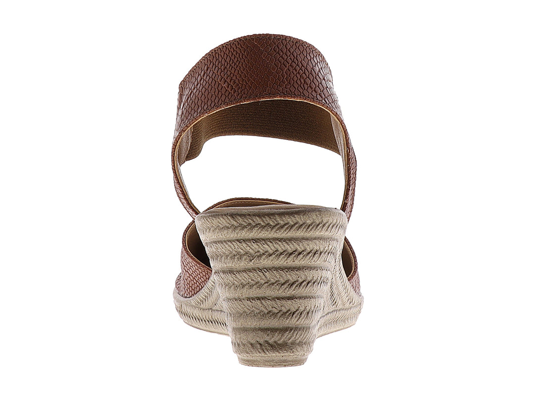 Sandalia de cuña color tan con textura de piel de serpiente y plataforma beige para mujer.
