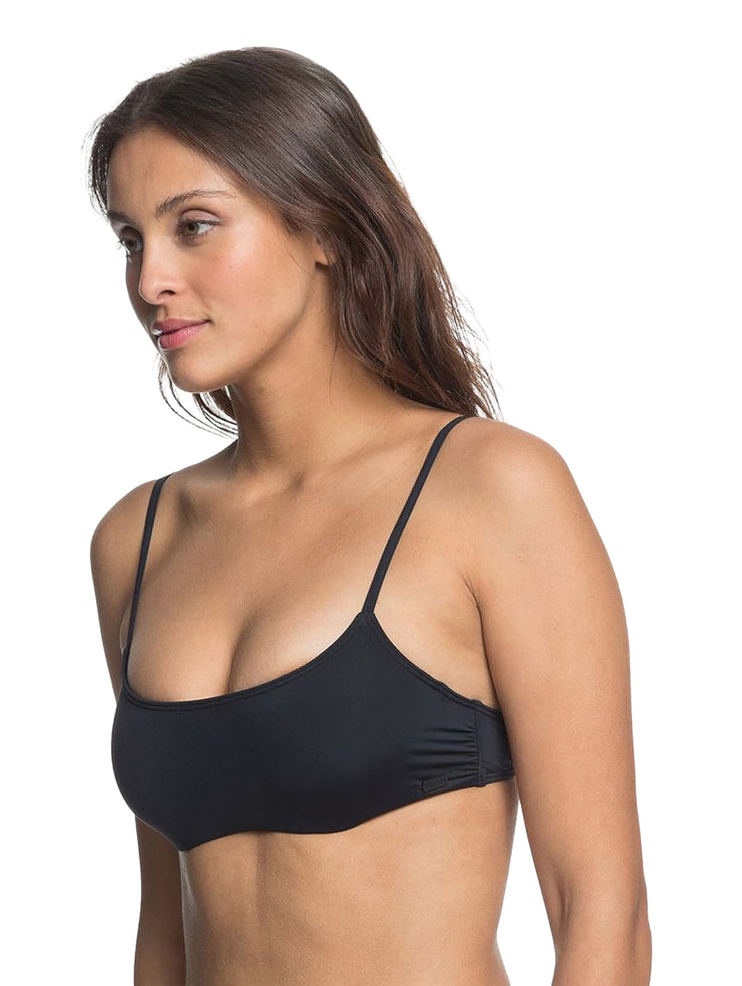 Mujer vistiendo un top deportivo color antracita de la marca Roxy con tirantes delgados.