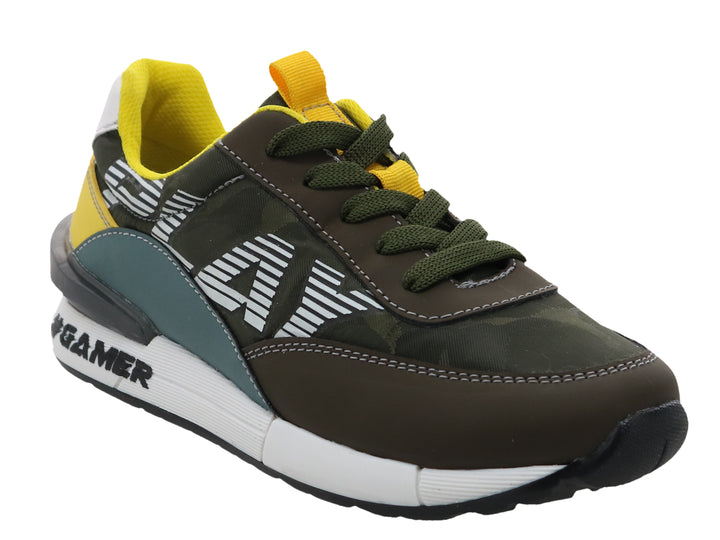 Tenis deportivos para niño color verde oliva con detalles en amarillo y suela blanca