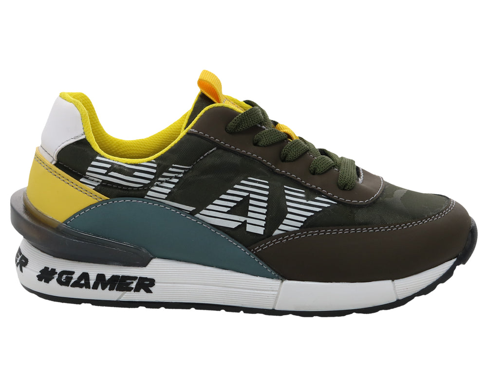 Tenis deportivos para niño color verde oliva con detalles en amarillo y suela blanca
