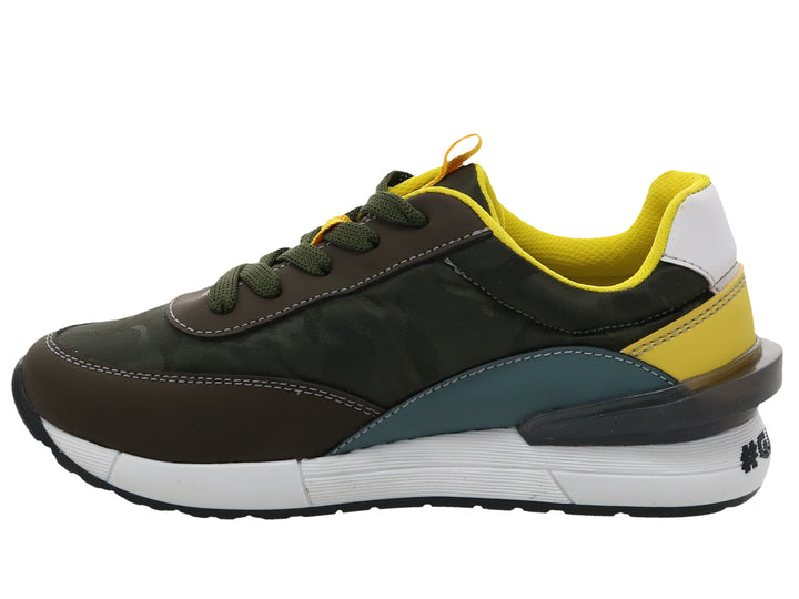 Tenis deportivos para niño color verde oliva con detalles en amarillo y suela blanca