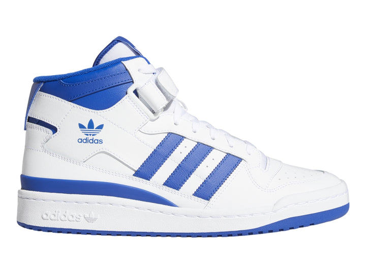 Tenis Adidas Forum Mid blancos con detalles en azul royal y correa ajustable en el tobillo.