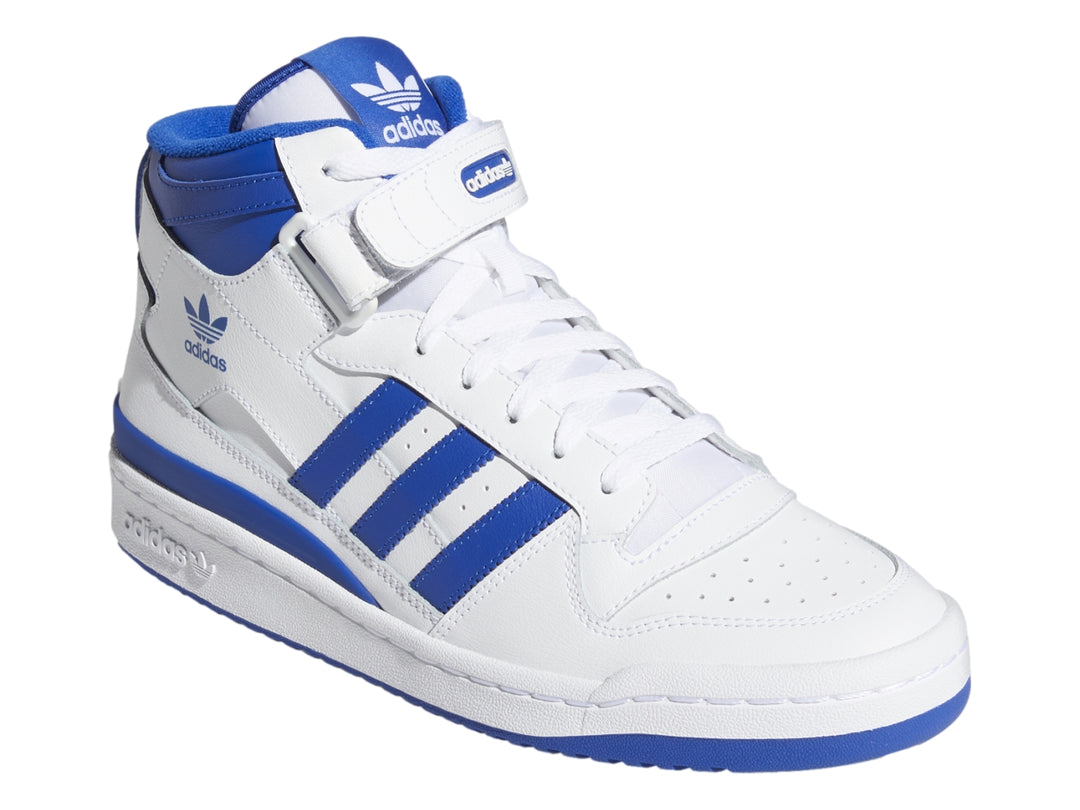 Tenis Adidas Forum Mid blancos con detalles en azul royal y correa ajustable en el tobillo.