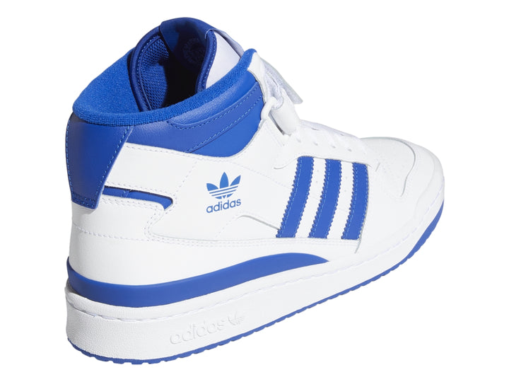 Tenis Adidas Forum Mid blancos con detalles en azul royal y correa ajustable en el tobillo.