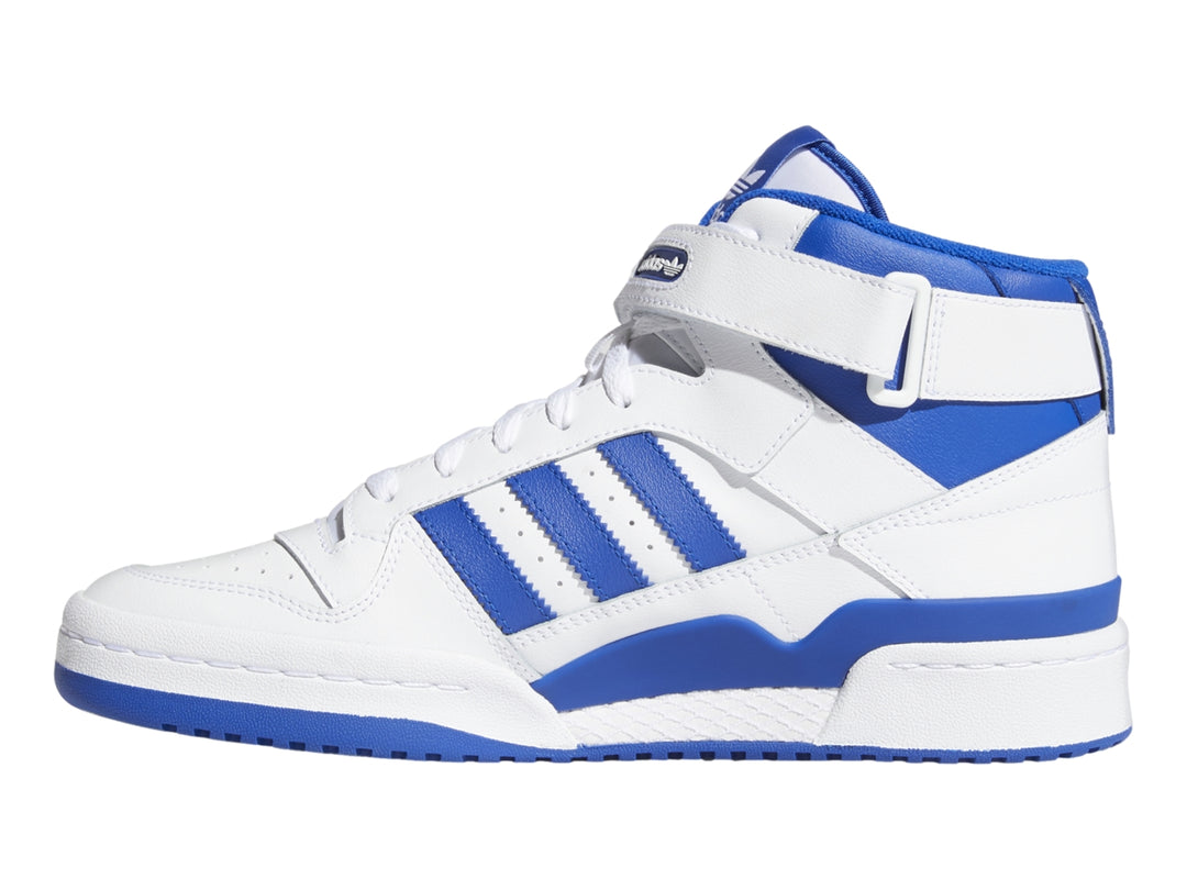 Tenis Adidas Forum Mid blancos con detalles en azul royal y correa ajustable en el tobillo.