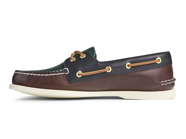 Zapato náutico Sperry multicolor en cuero verde, marrón y azul marino con suela blanca.