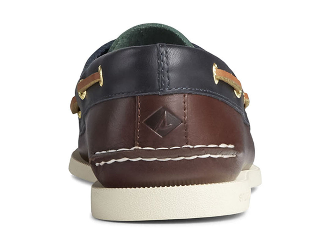 Zapato náutico Sperry multicolor en cuero verde, marrón y azul marino con suela blanca.