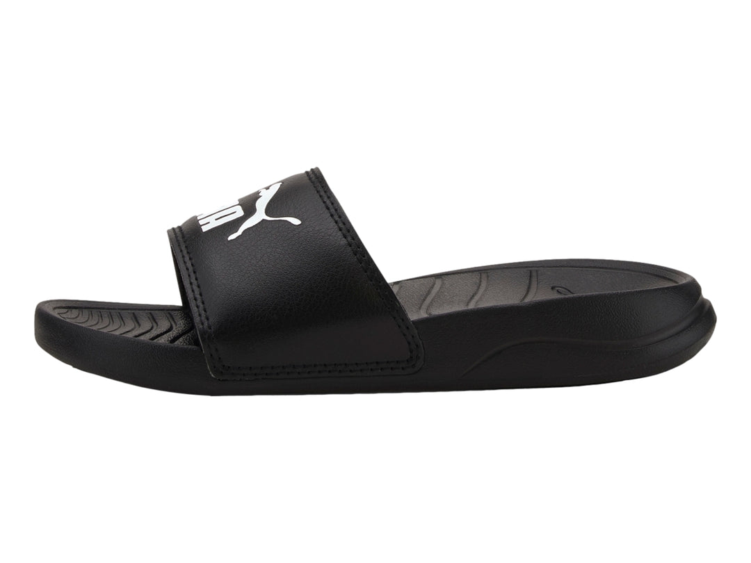 Sandalia PUMA Popcat 20 en color negro con logotipo blanco en la banda superior.