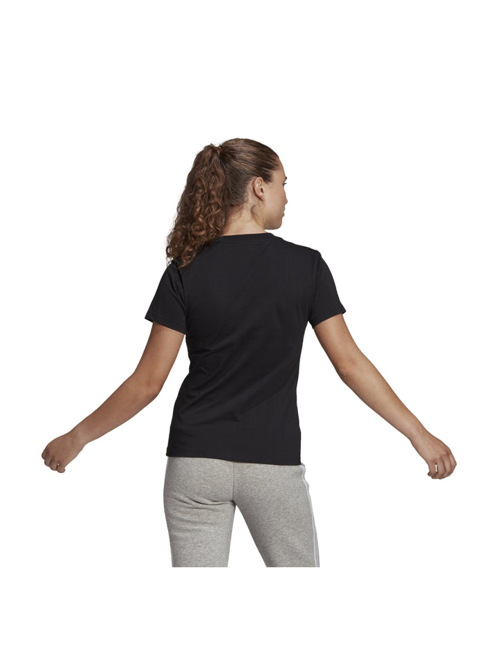 Mujer vistiendo playera negra de manga corta con logo blanco de Adidas.