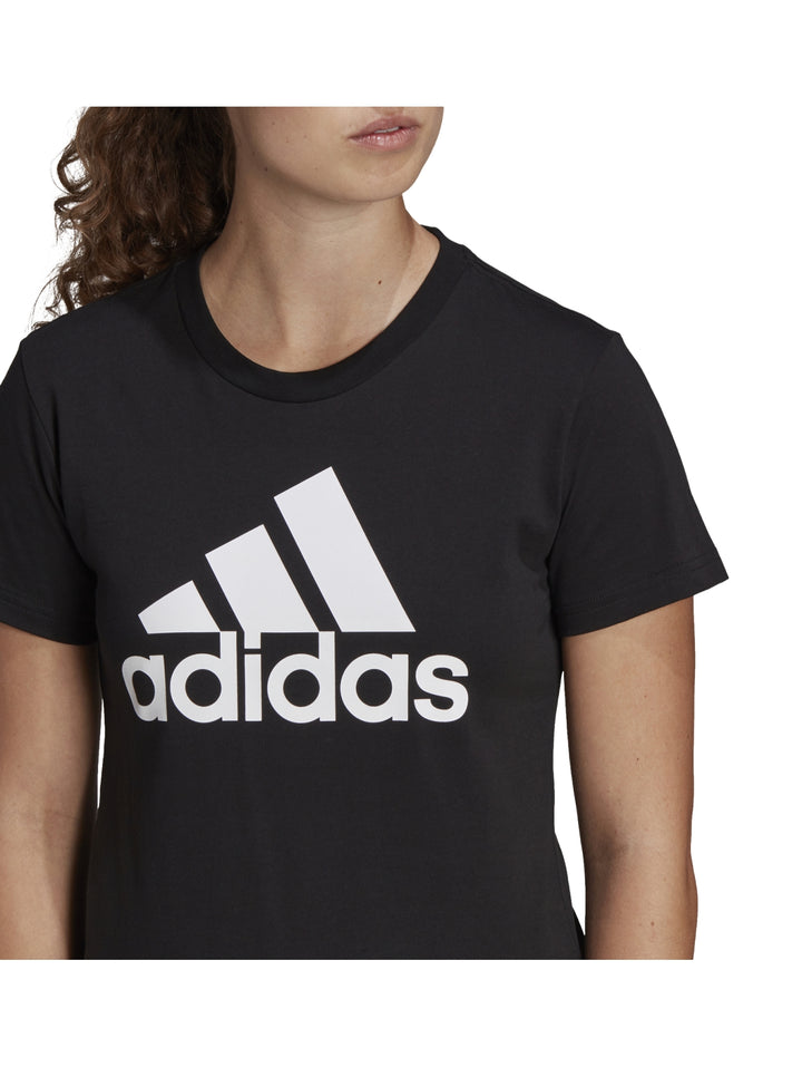 Mujer vistiendo playera negra de manga corta con logo blanco de Adidas.