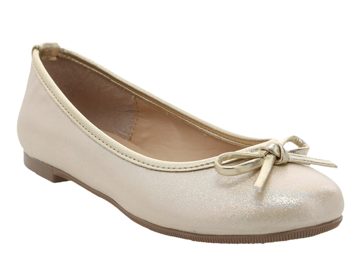 Zapato plano color dorado con moño decorativo en la punta.