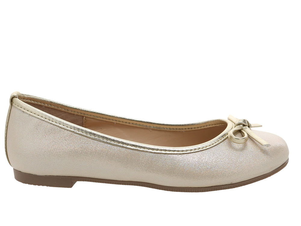 Zapato plano color dorado con moño decorativo en la punta.