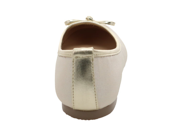 Zapato plano color dorado con moño decorativo en la punta.