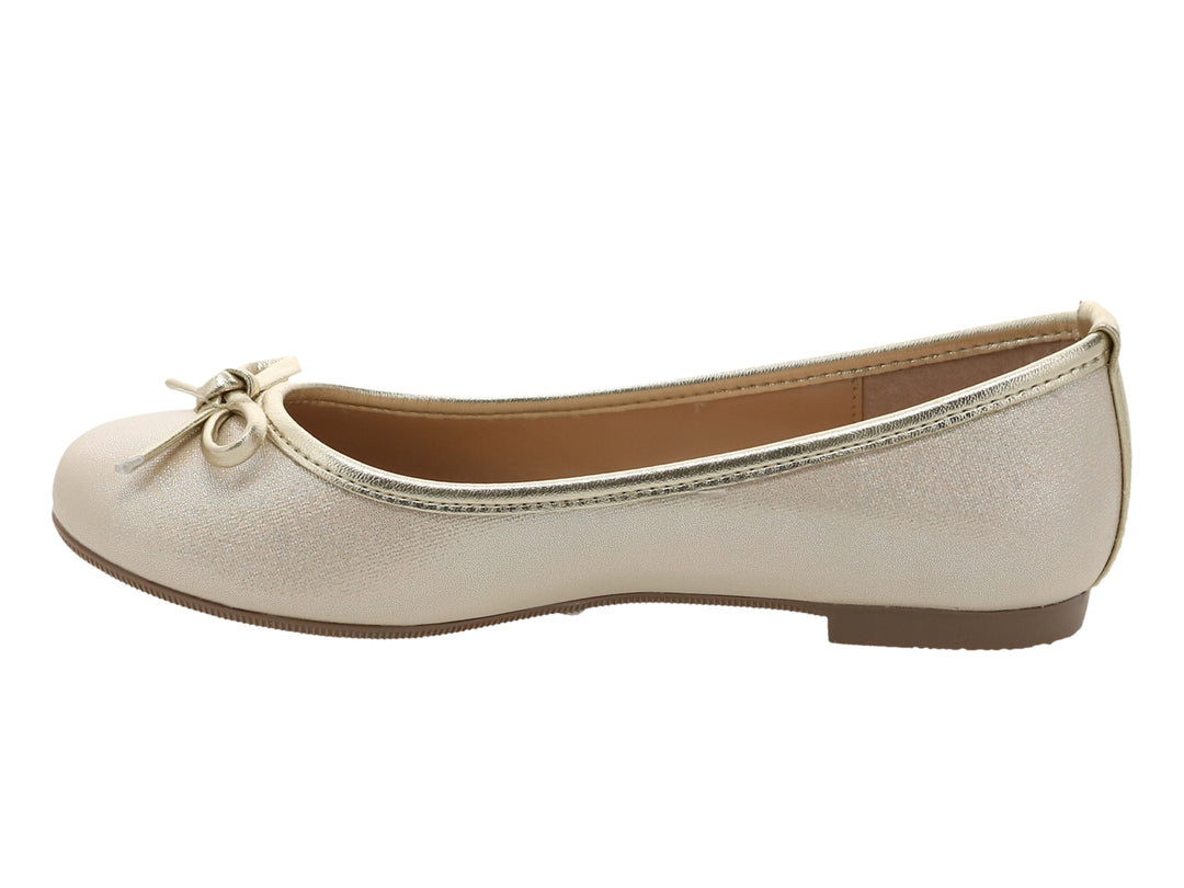 Zapato plano color dorado con moño decorativo en la punta.