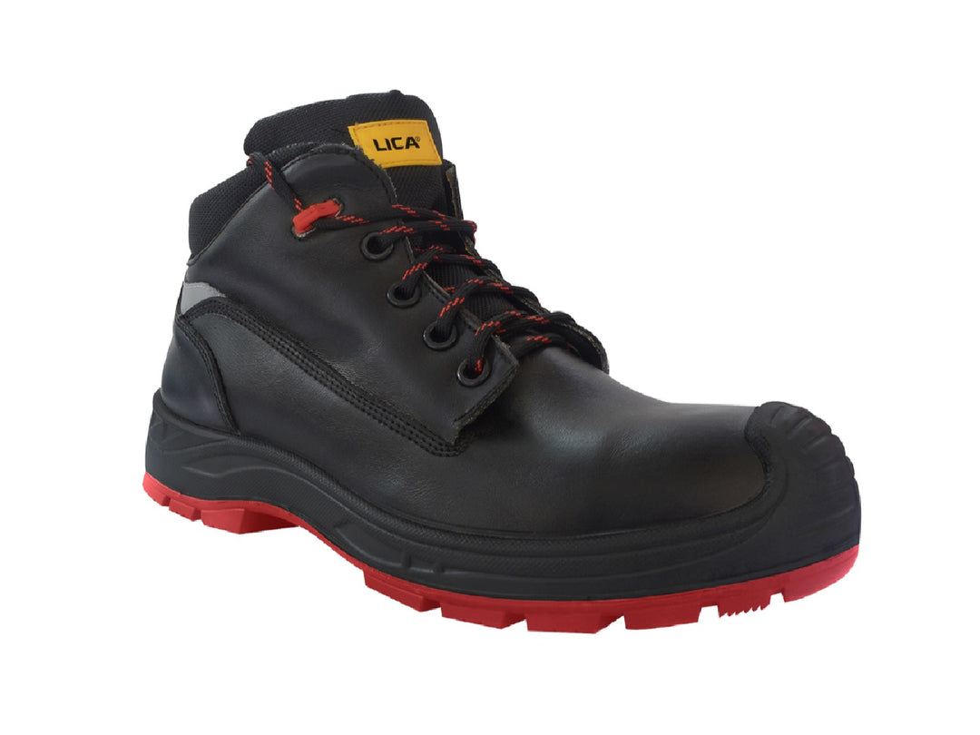 Botas de seguridad LICA Plus 26 para hombre, color negro con suela y cordones rojos.