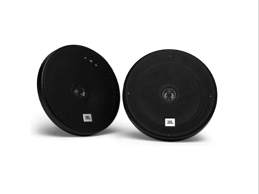 Par de bocinas JBL Stage 1621 de color negro con rejillas circulares protectoras.