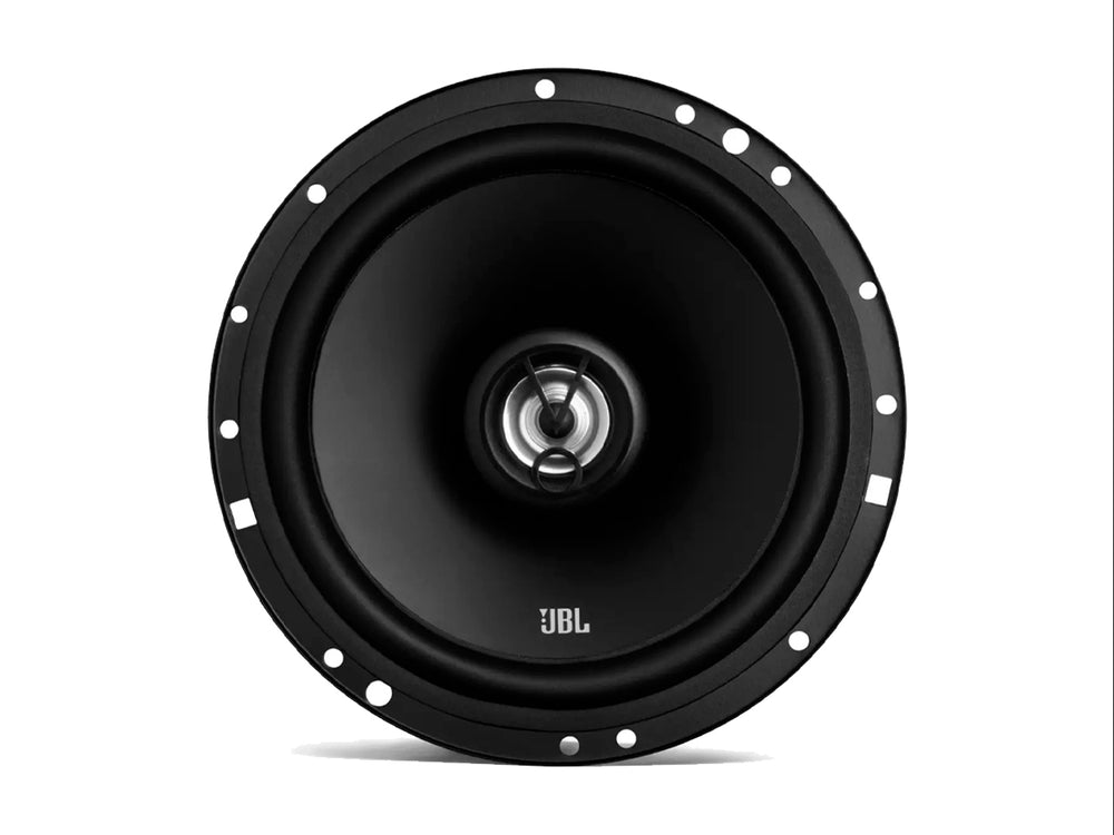 Par de bocinas JBL Stage 1621 de color negro con rejillas circulares protectoras.